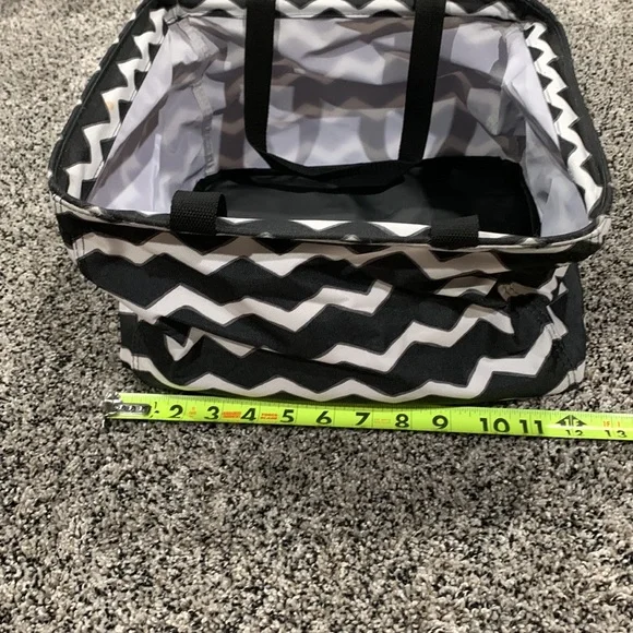 Very nice 3 piece thermal set. 2 thermals that hold 8 X 8 pans